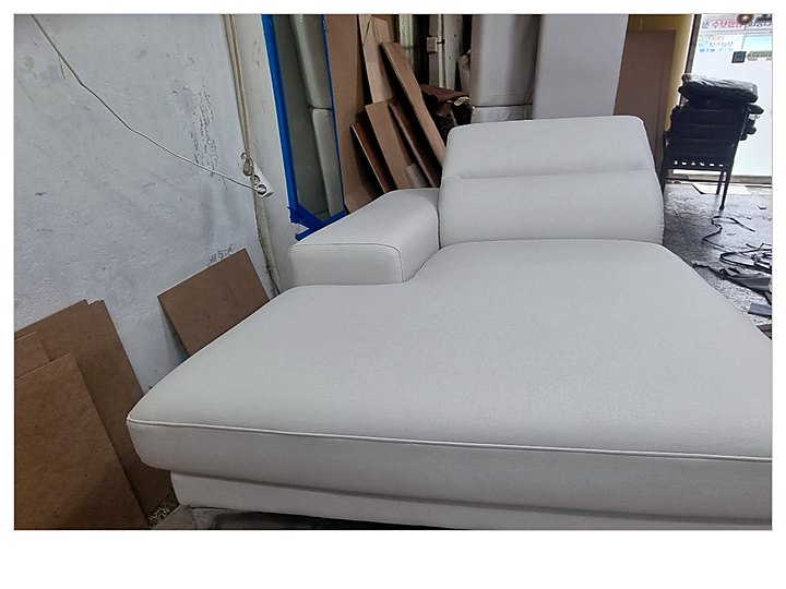 작업장에서 작업 중인 화이트 가죽 카우치
